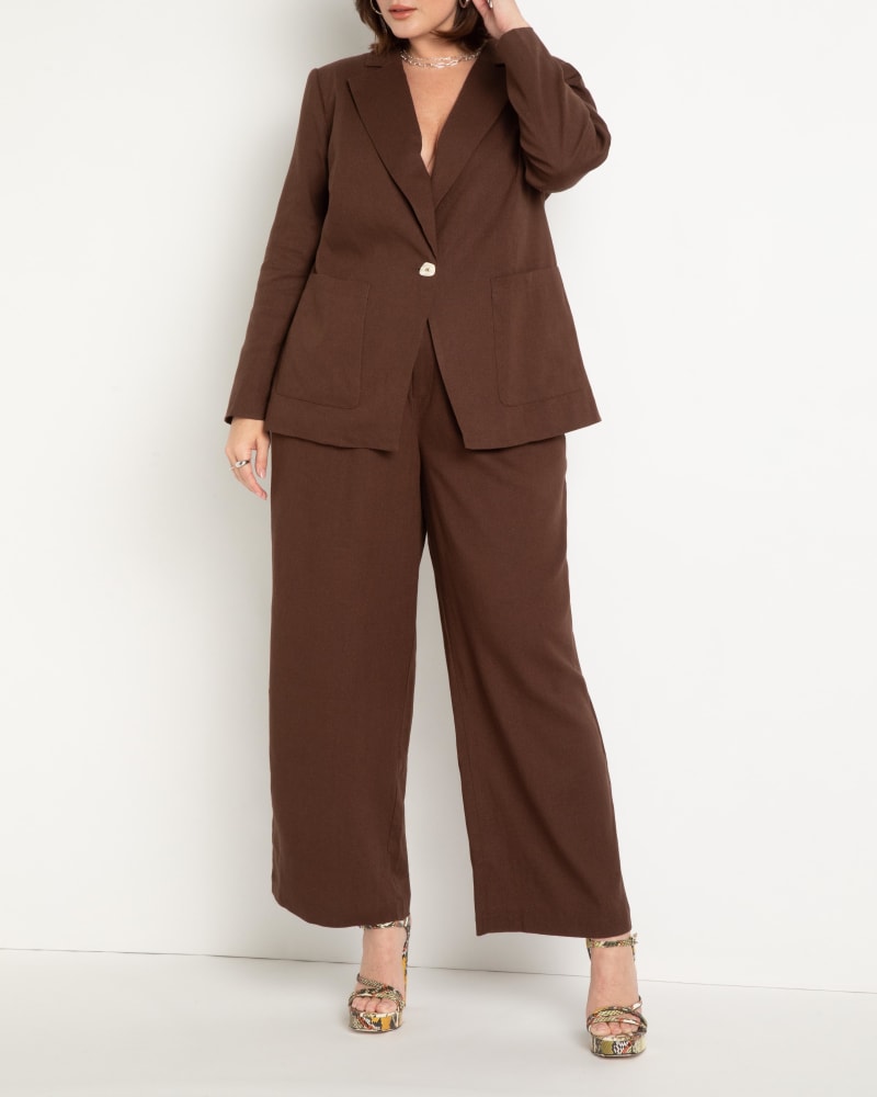 Front of a model wearing a size 28 Linen Wide Leg Pant in Chocolate Fondant by ELOQUII. | dia_product_style_image_id:272813